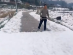 61岁老父亲铲一条路的雪迎接儿子儿媳 网友泪目：无言父爱！
